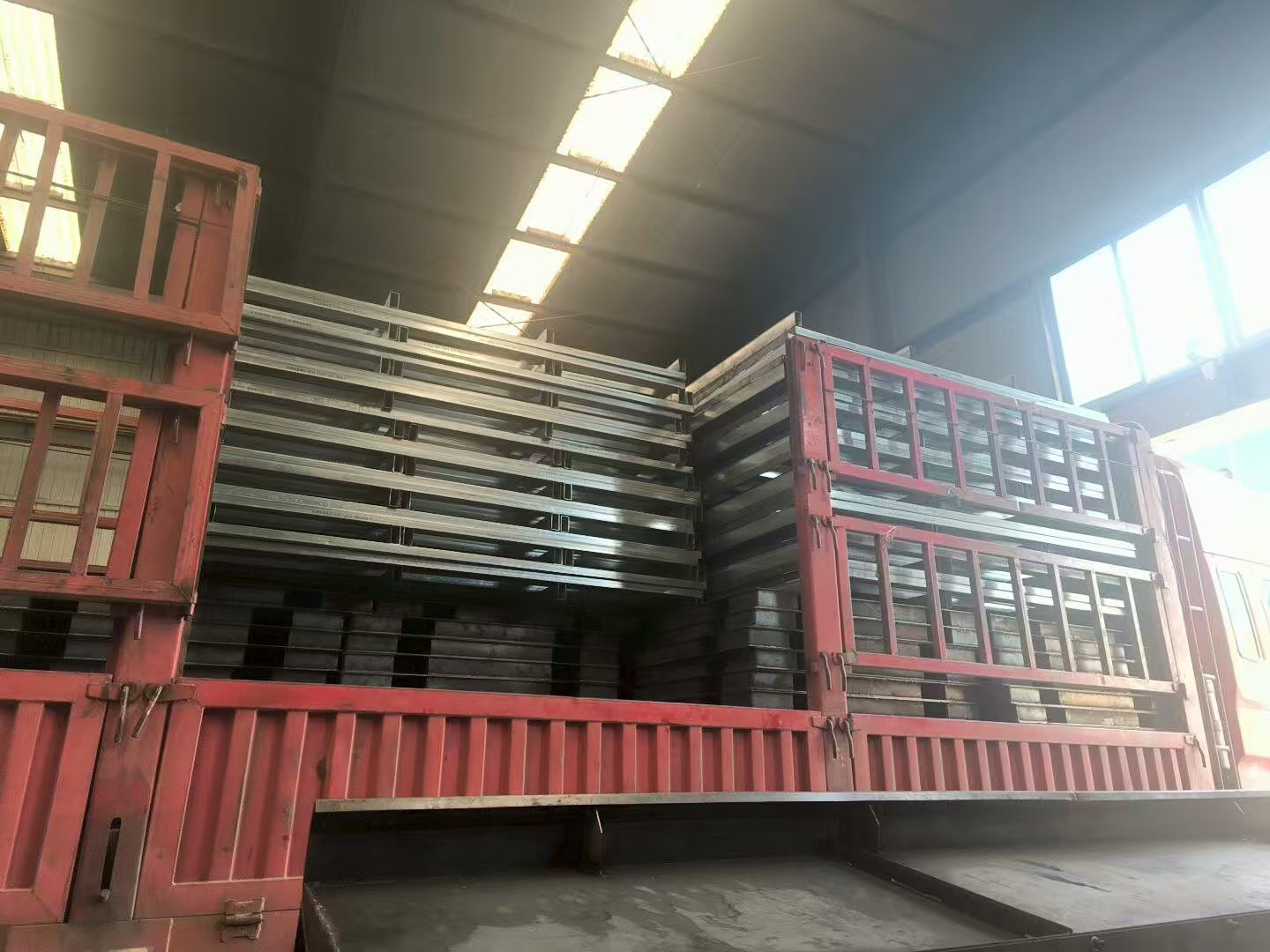 Оцинковані піддони та двосторонні панелі відправляються